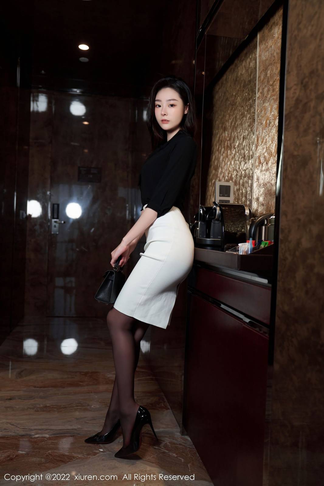 秀人网美女模特逗逗DouDou黑色轻透上衣搭配白色短裙写真-35