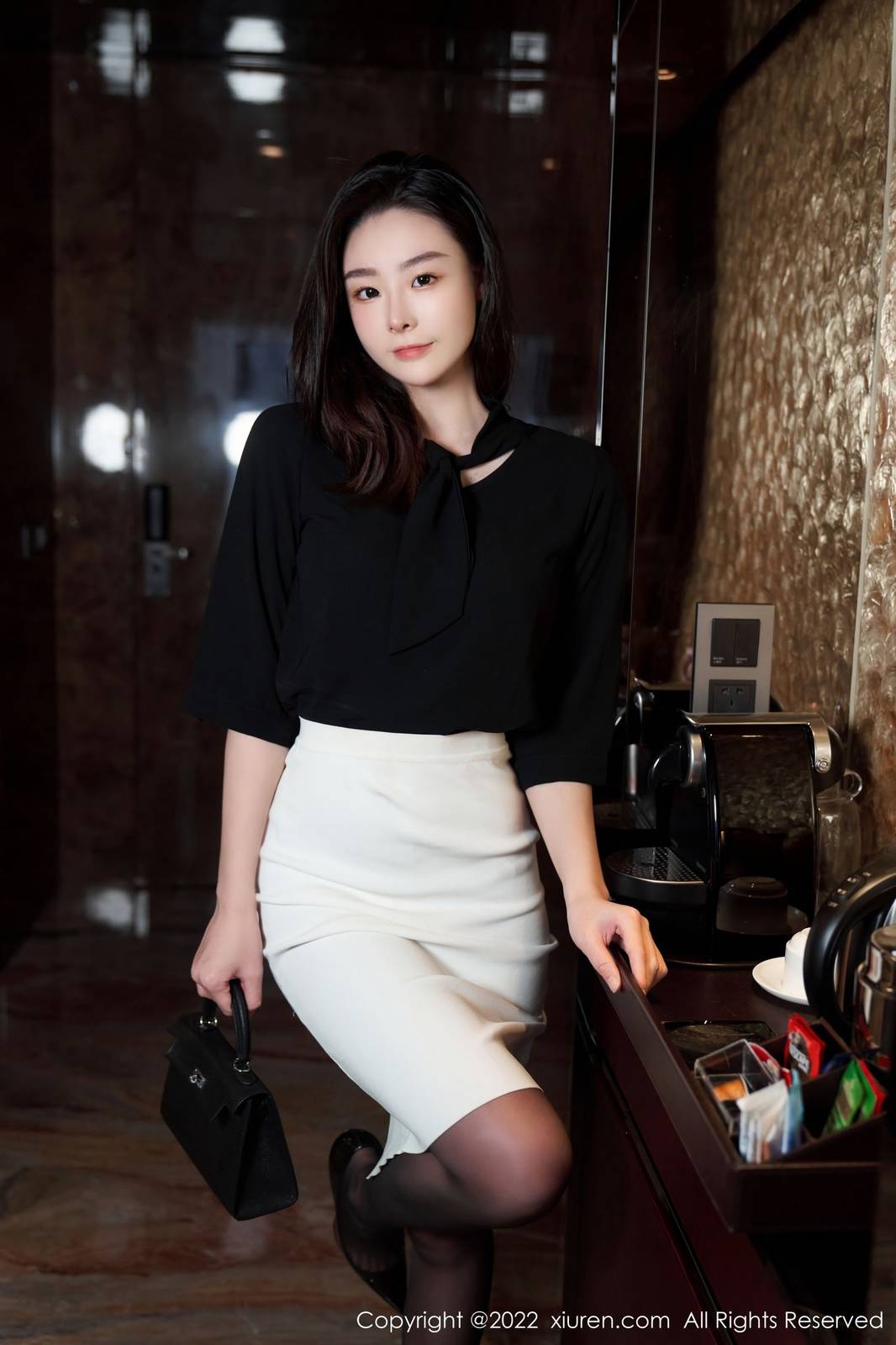 秀人网美女模特逗逗DouDou黑色轻透上衣搭配白色短裙写真-41