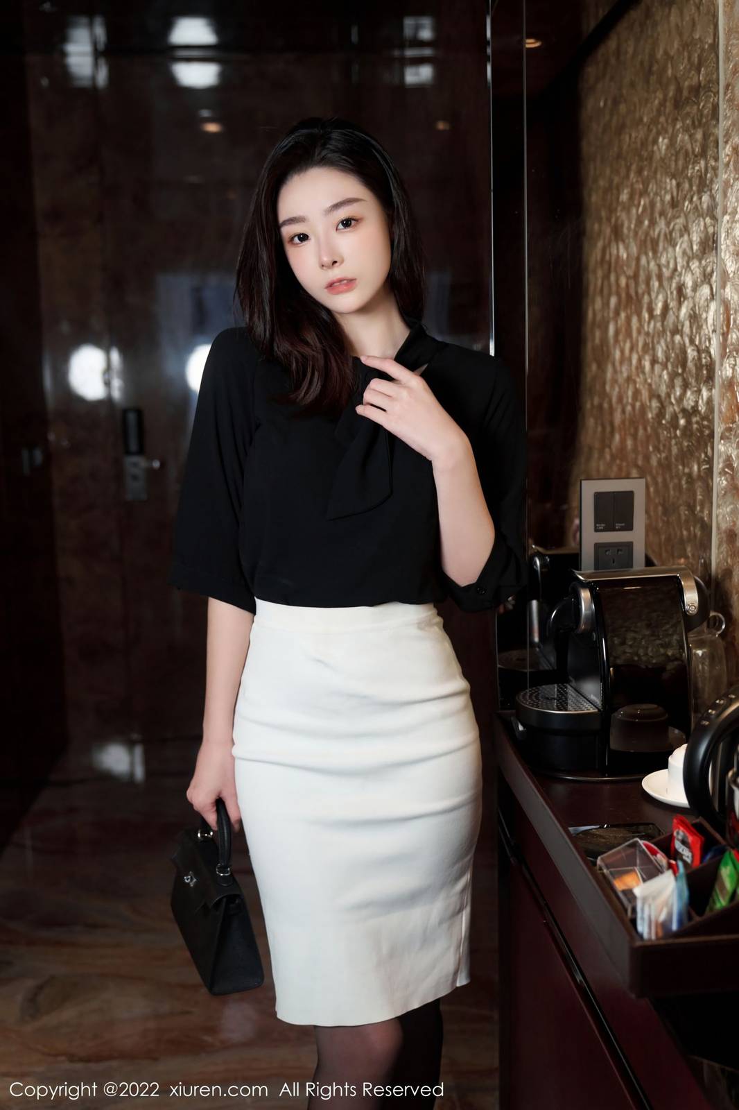 秀人网美女模特逗逗DouDou黑色轻透上衣搭配白色短裙写真-43