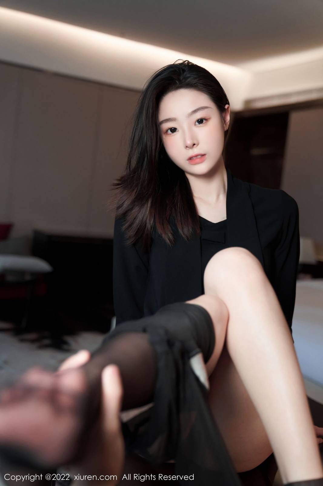 秀人网美女模特逗逗DouDou黑色轻透上衣搭配白色短裙写真-42