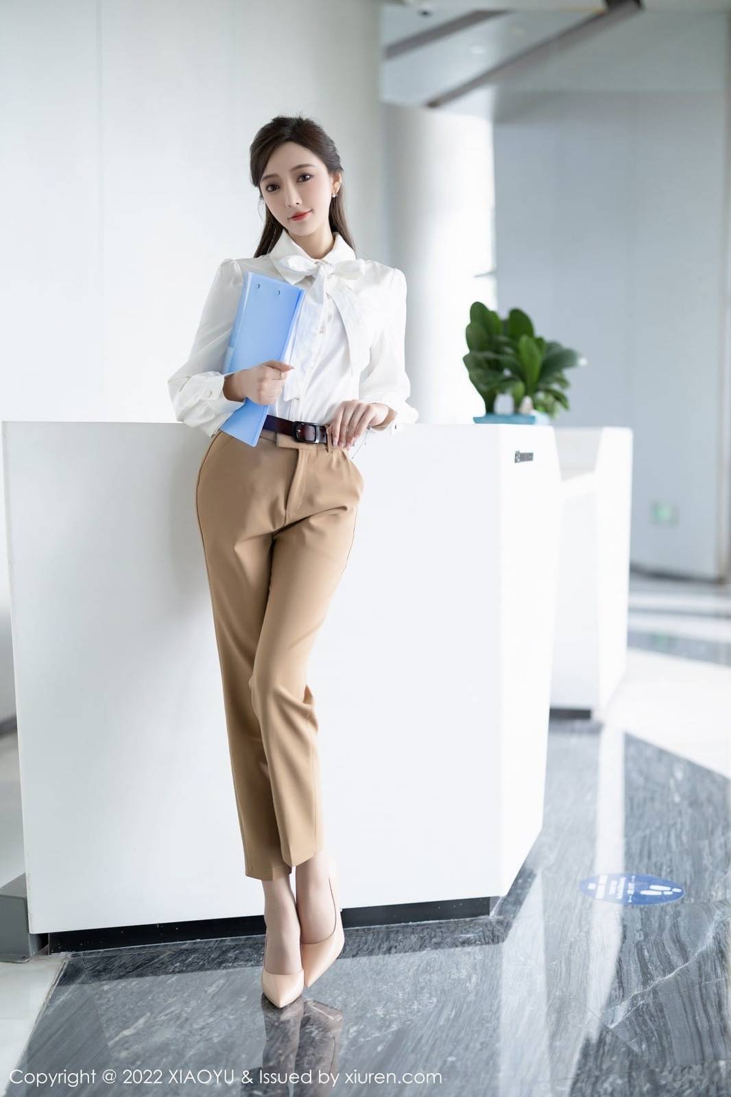 语画界性感女神王馨瑶yanni白衬衫职场OL搭配原色丝袜写真-4