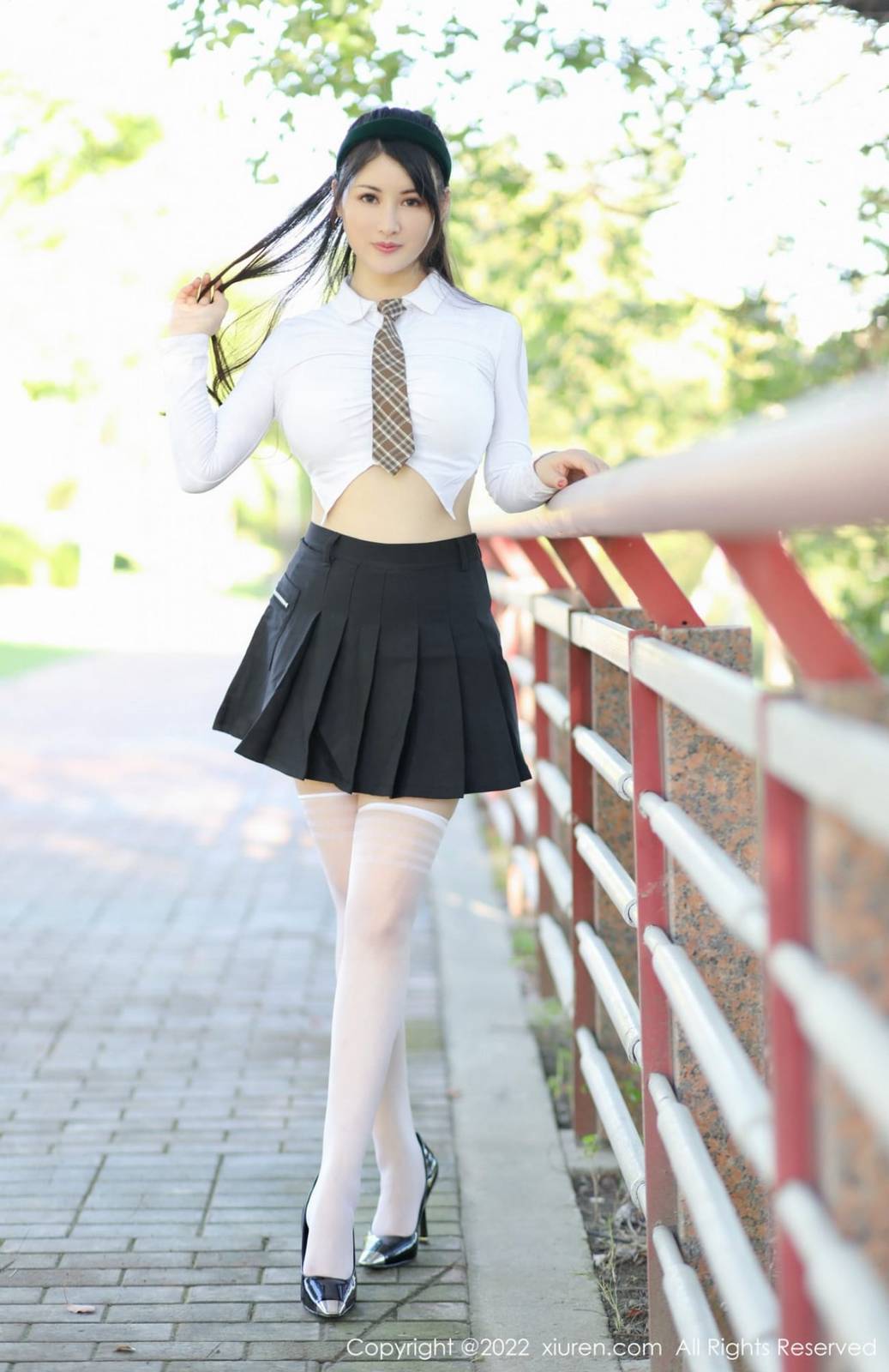 秀人网美女模特陈诗诗kiki白色短款上衣搭配丝袜性感写真