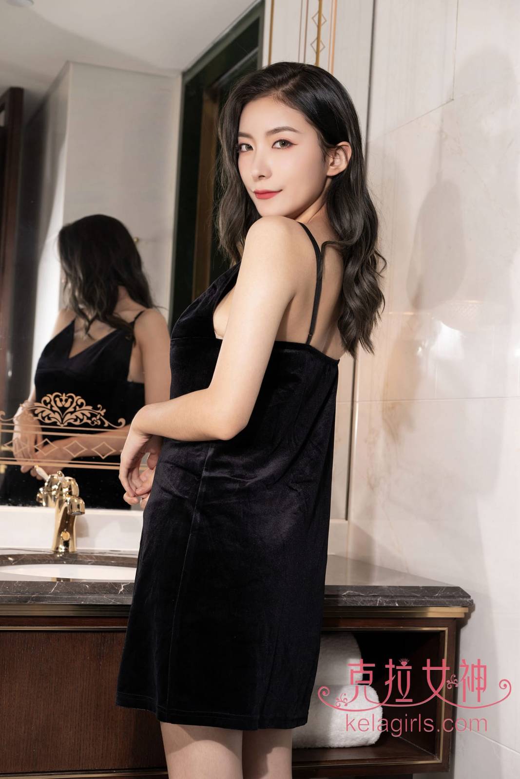 Kelagirls克拉苏展黑色吊带长裙烈焰红唇系列浴室写真-11