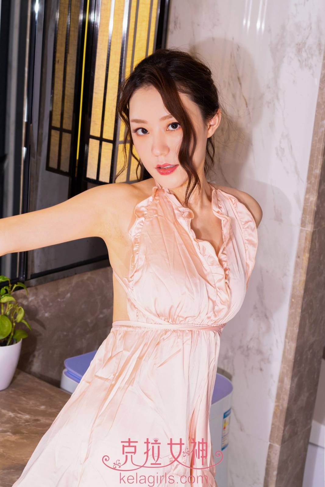 Kelagirls克拉女神江琴白色印花吊裙镜里观花主题性感写真-4