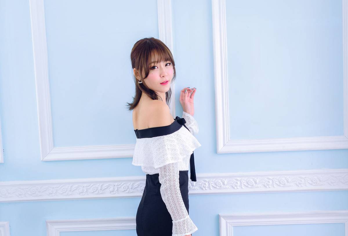 台湾正妹Winnie小雪/庄咏惠多套服饰搭配修长美腿性感写真-40