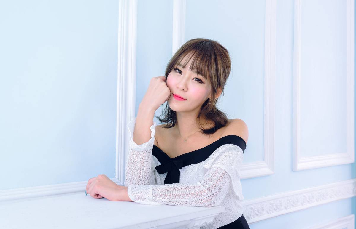 台湾正妹Winnie小雪/庄咏惠多套服饰搭配修长美腿性感写真-84