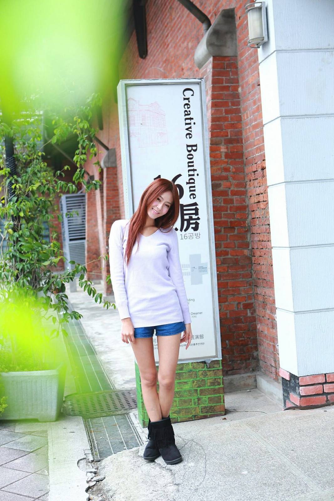 台湾正妹Winnie小雪黄色毛衣牛仔热裤长发系列台北外拍-4