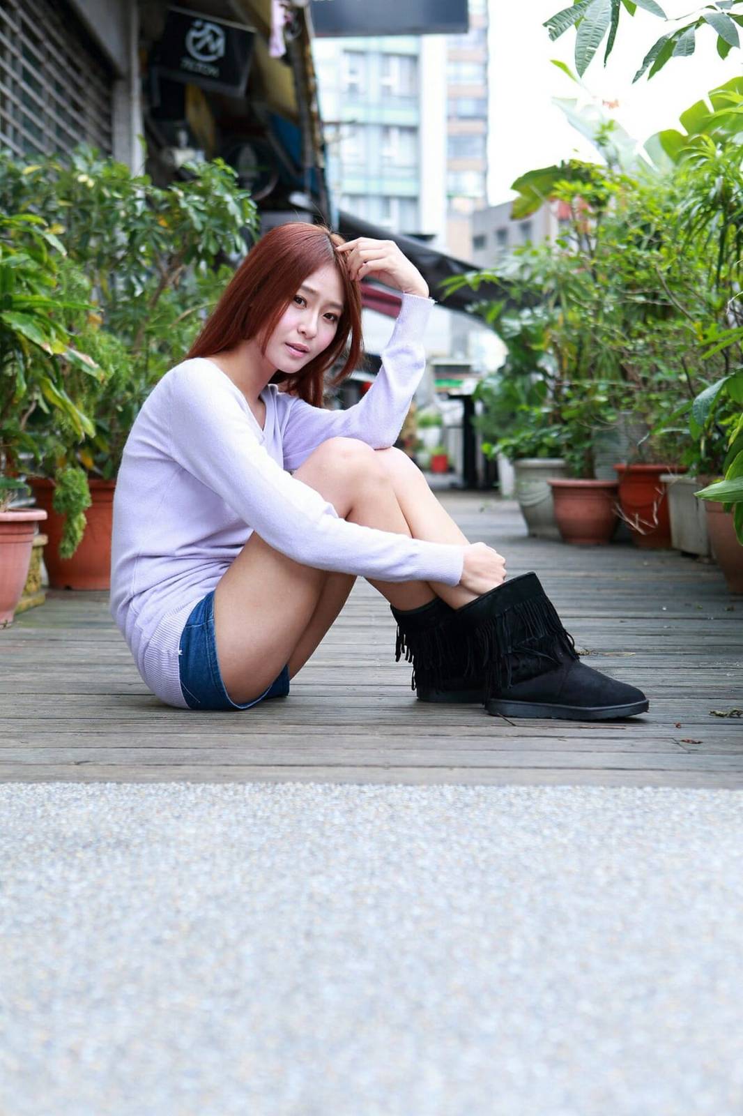 台湾正妹Winnie小雪黄色毛衣牛仔热裤长发系列台北外拍-8