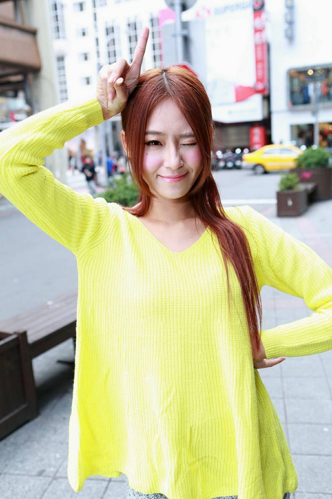 台湾正妹Winnie小雪黄色毛衣牛仔热裤长发系列台北外拍-27