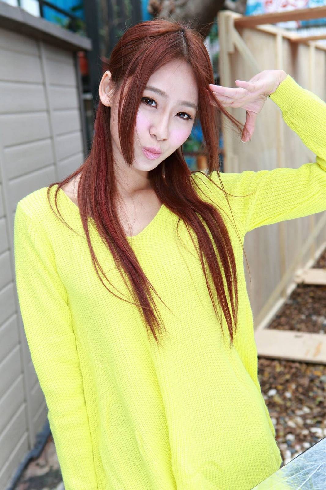 台湾正妹Winnie小雪黄色毛衣牛仔热裤长发系列台北外拍-49