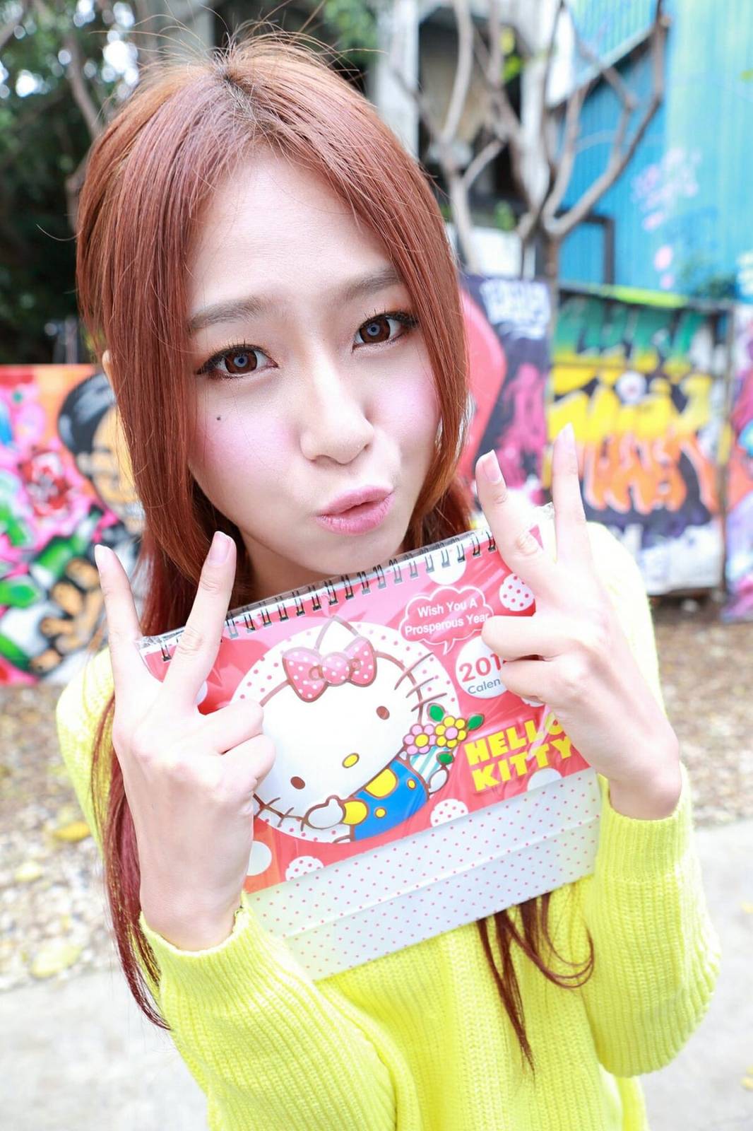 台湾正妹Winnie小雪黄色毛衣牛仔热裤长发系列台北外拍-53