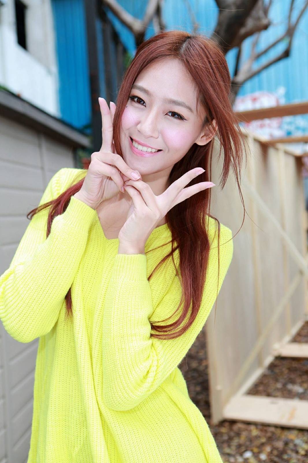 台湾正妹Winnie小雪黄色毛衣牛仔热裤长发系列台北外拍-50