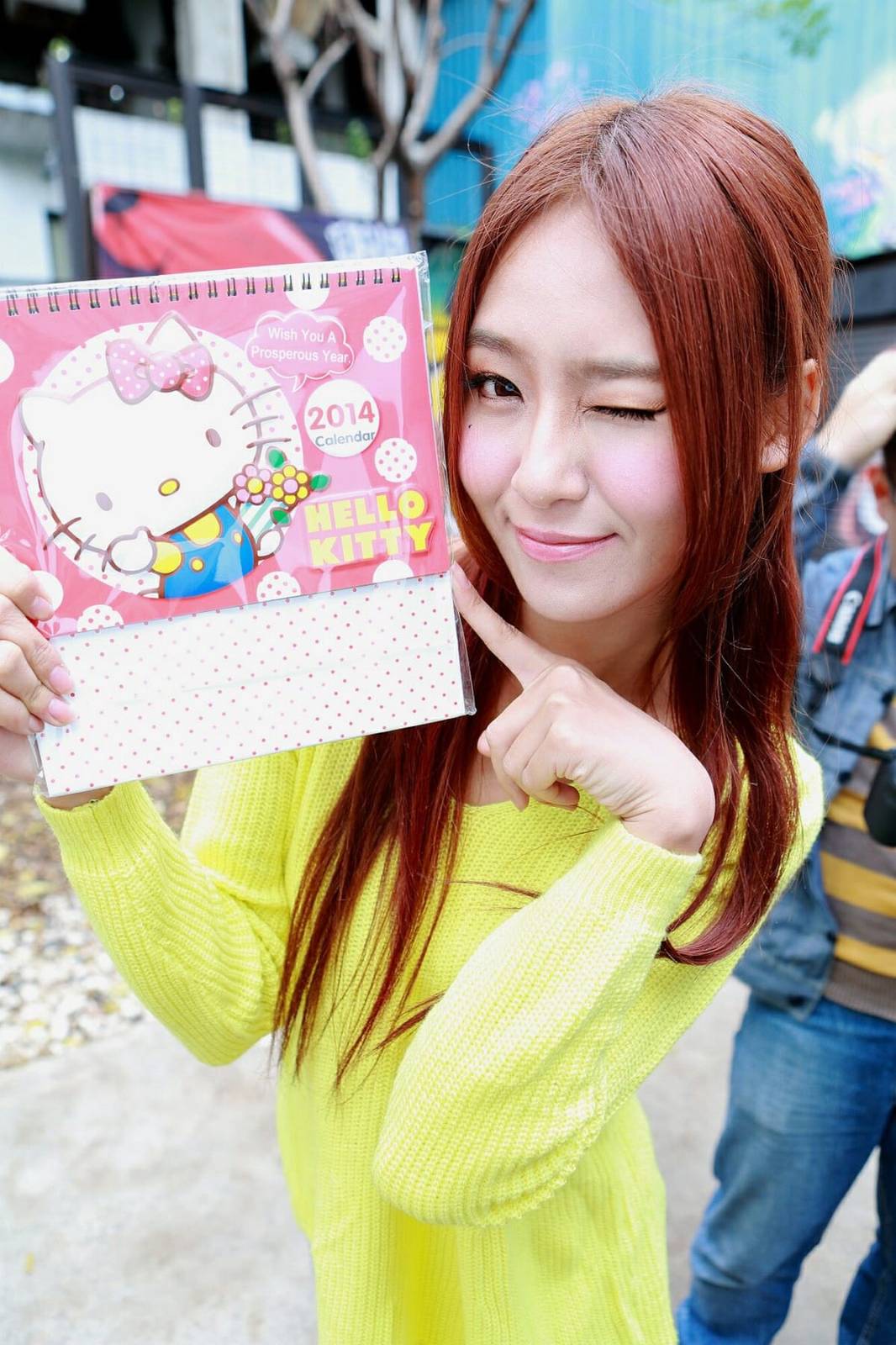 台湾正妹Winnie小雪黄色毛衣牛仔热裤长发系列台北外拍-54