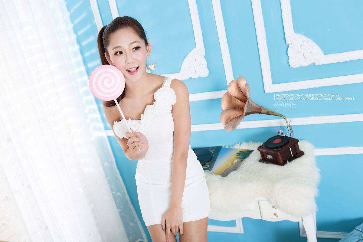 台湾正妹Winnie小雪/庄咏惠白色露肩包臀短裙Snow Angel写真-2