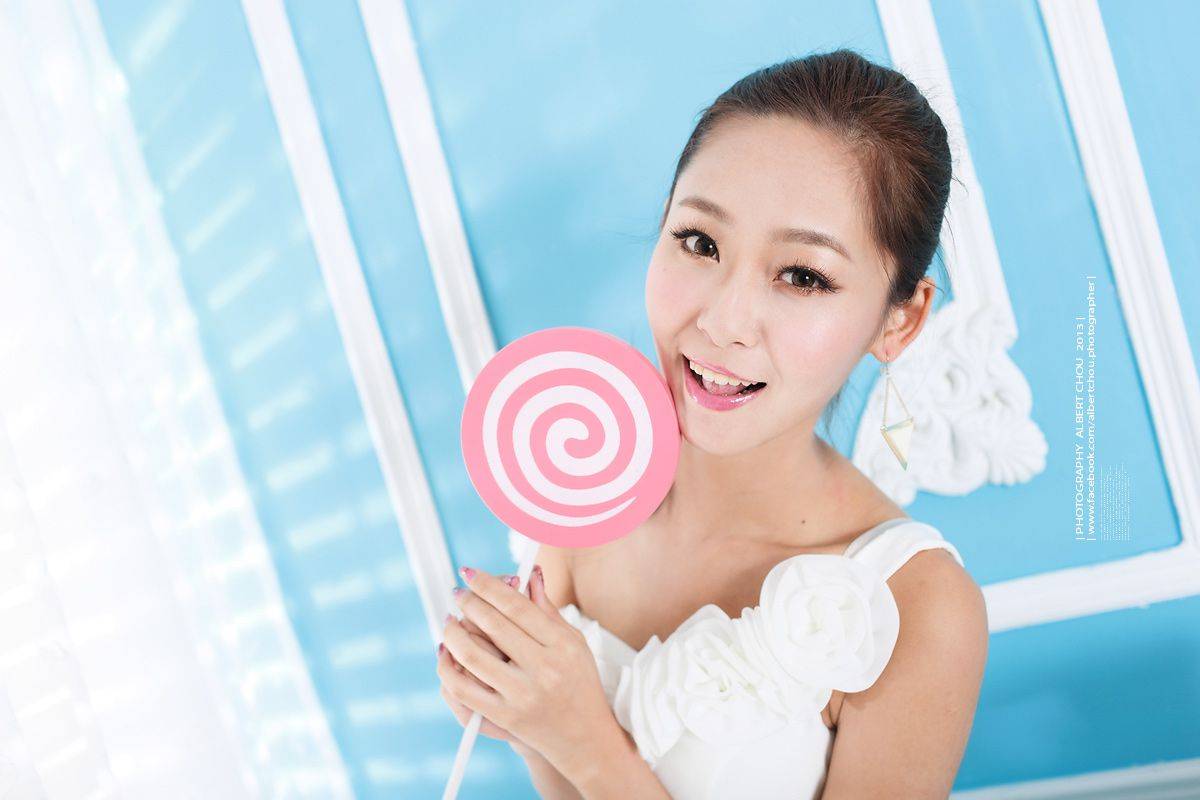 台湾正妹Winnie小雪/庄咏惠白色露肩包臀短裙Snow Angel写真-9