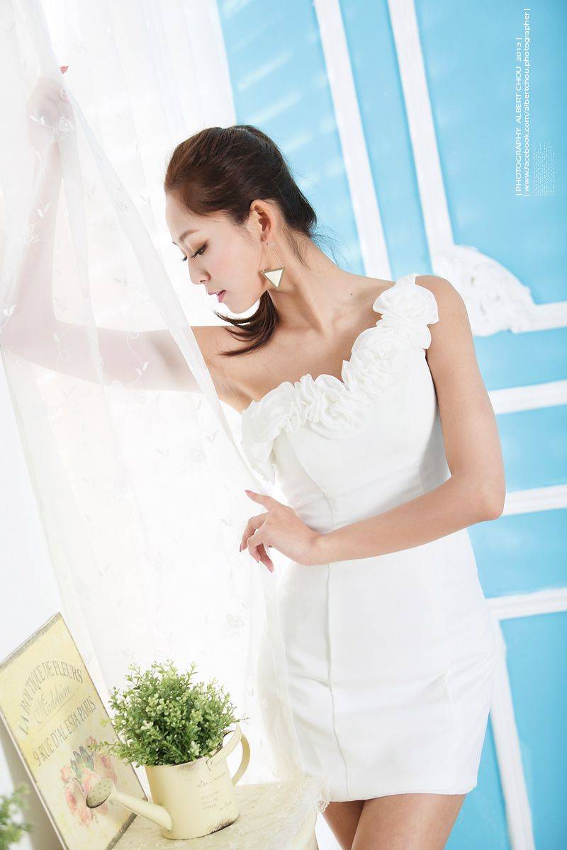 台湾正妹Winnie小雪/庄咏惠白色露肩包臀短裙Snow Angel写真-16