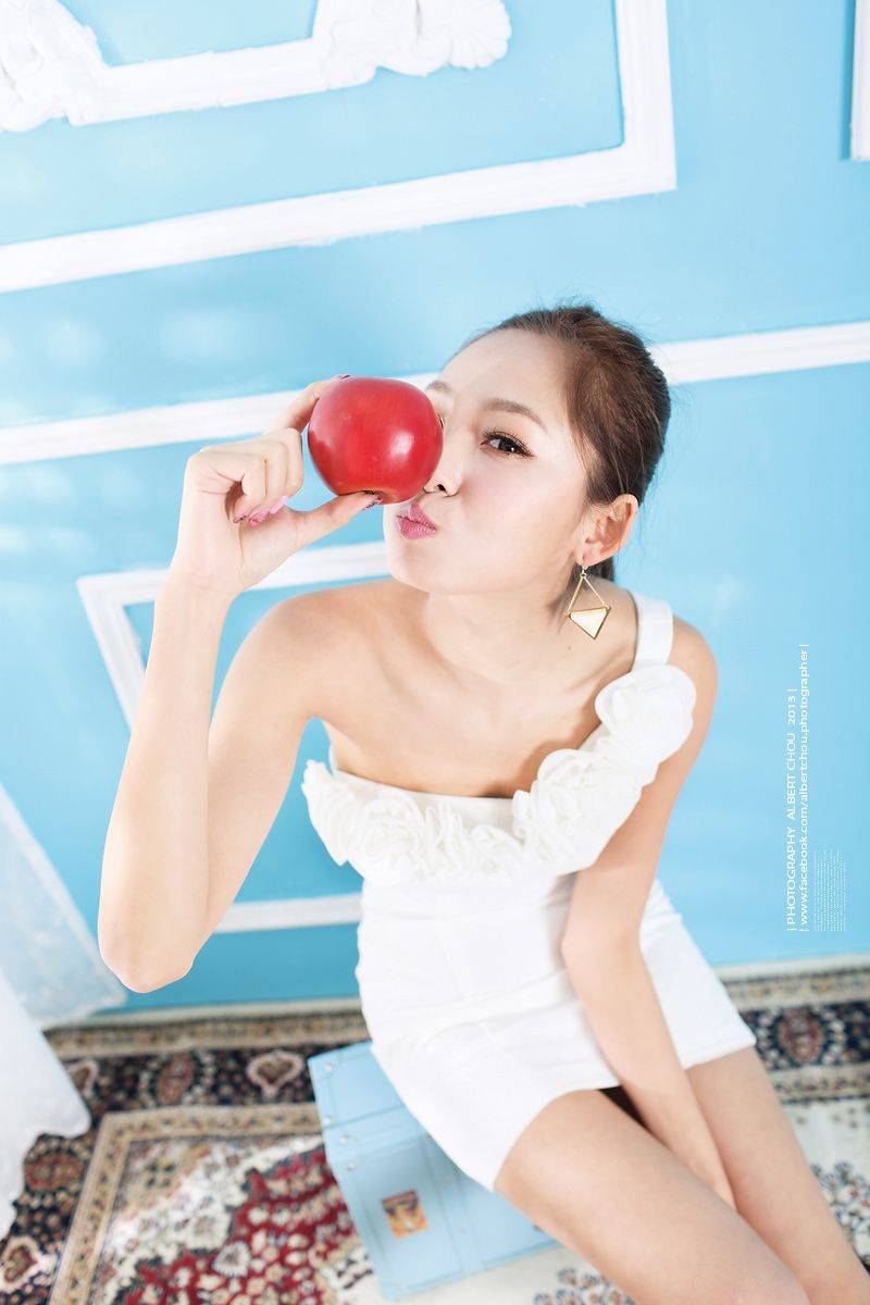 台湾正妹Winnie小雪/庄咏惠白色露肩包臀短裙Snow Angel写真-35