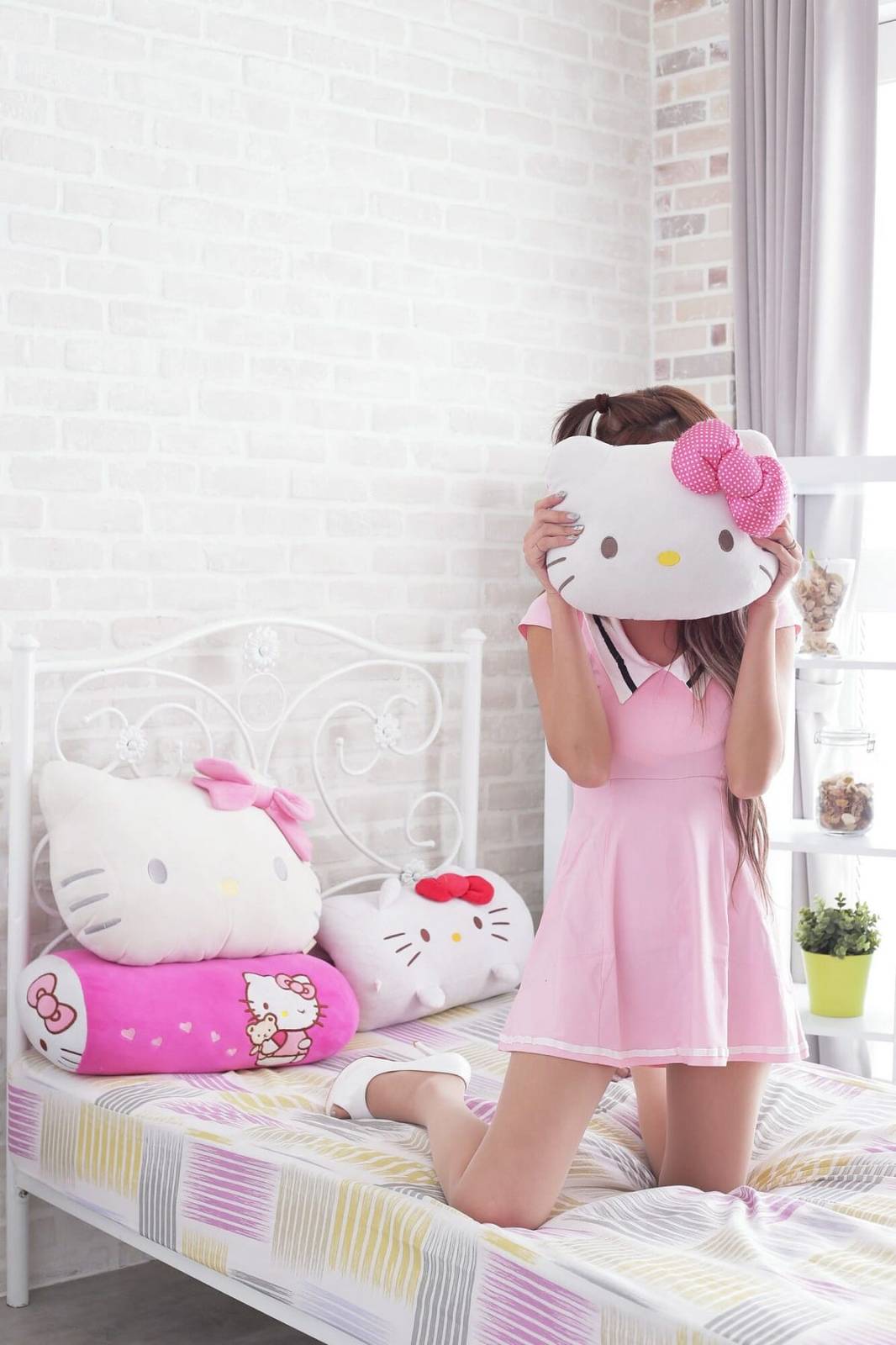 台湾嫩模Winnie小雪/庄咏惠粉色服饰黄色包臀裙美腿系列写真-30