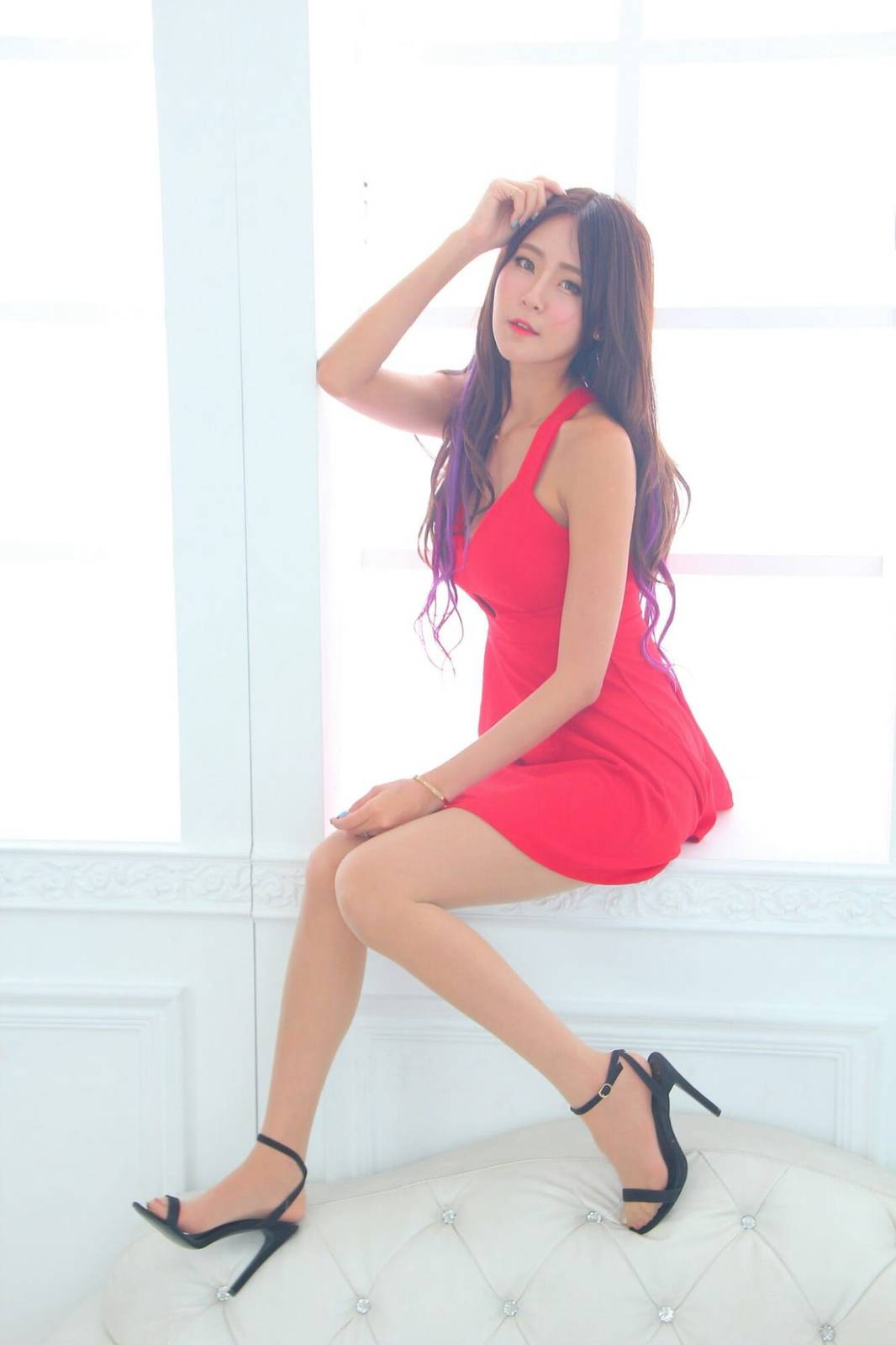台湾嫩模Winnie小雪红色吊带连衣裙搭配原色丝袜性感写真-21