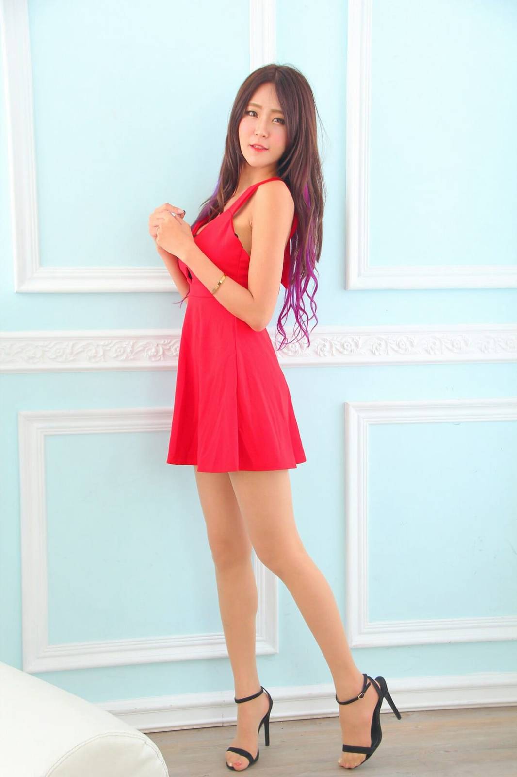 台湾嫩模Winnie小雪红色吊带连衣裙搭配原色丝袜性感写真-37