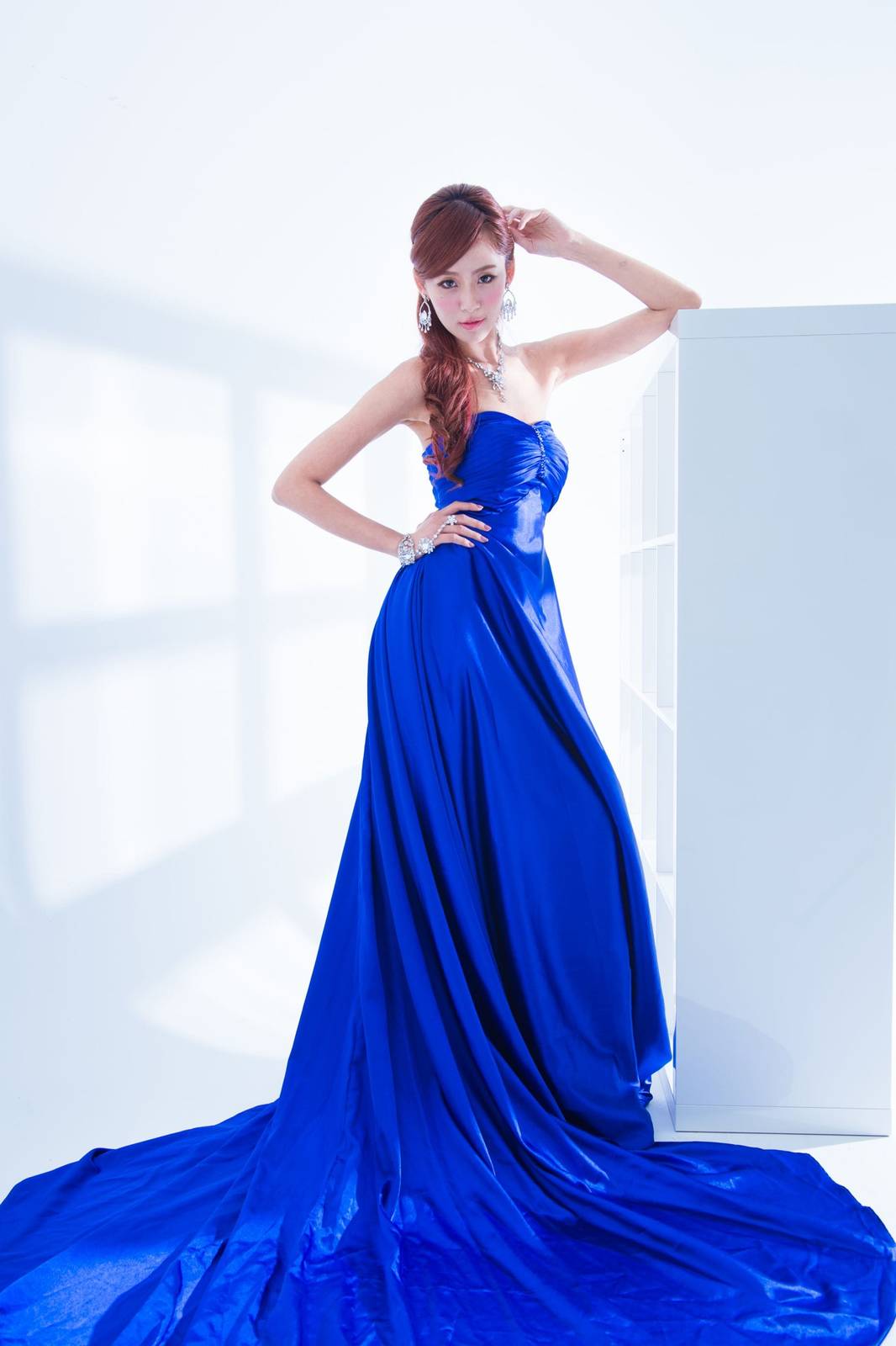 台湾正妹Winnie小雪/庄温妮白色婚紗摄影棚拍系列气质写真-14