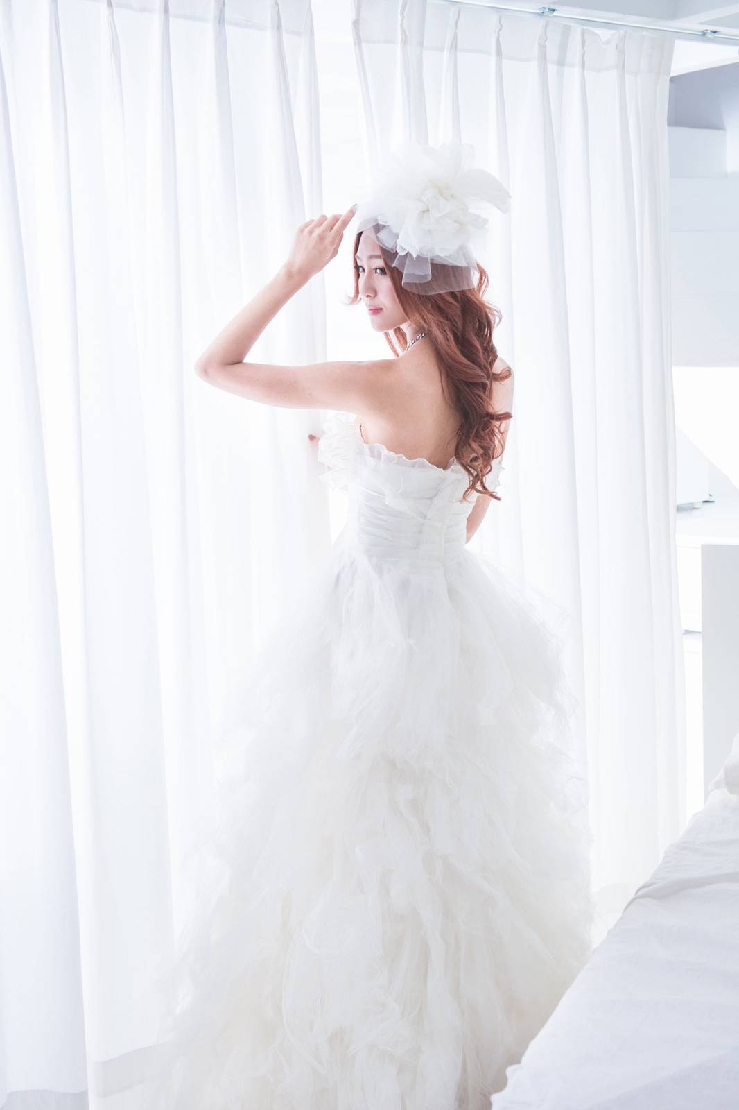 台湾正妹Winnie小雪/庄温妮白色婚紗摄影棚拍系列气质写真-25