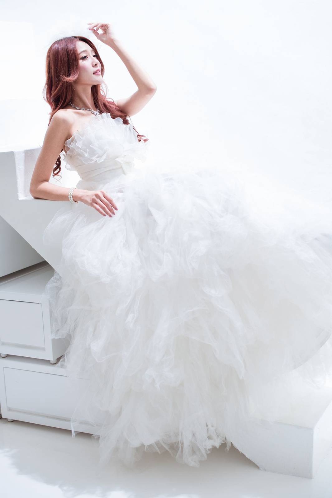 台湾正妹Winnie小雪/庄温妮白色婚紗摄影棚拍系列气质写真-40