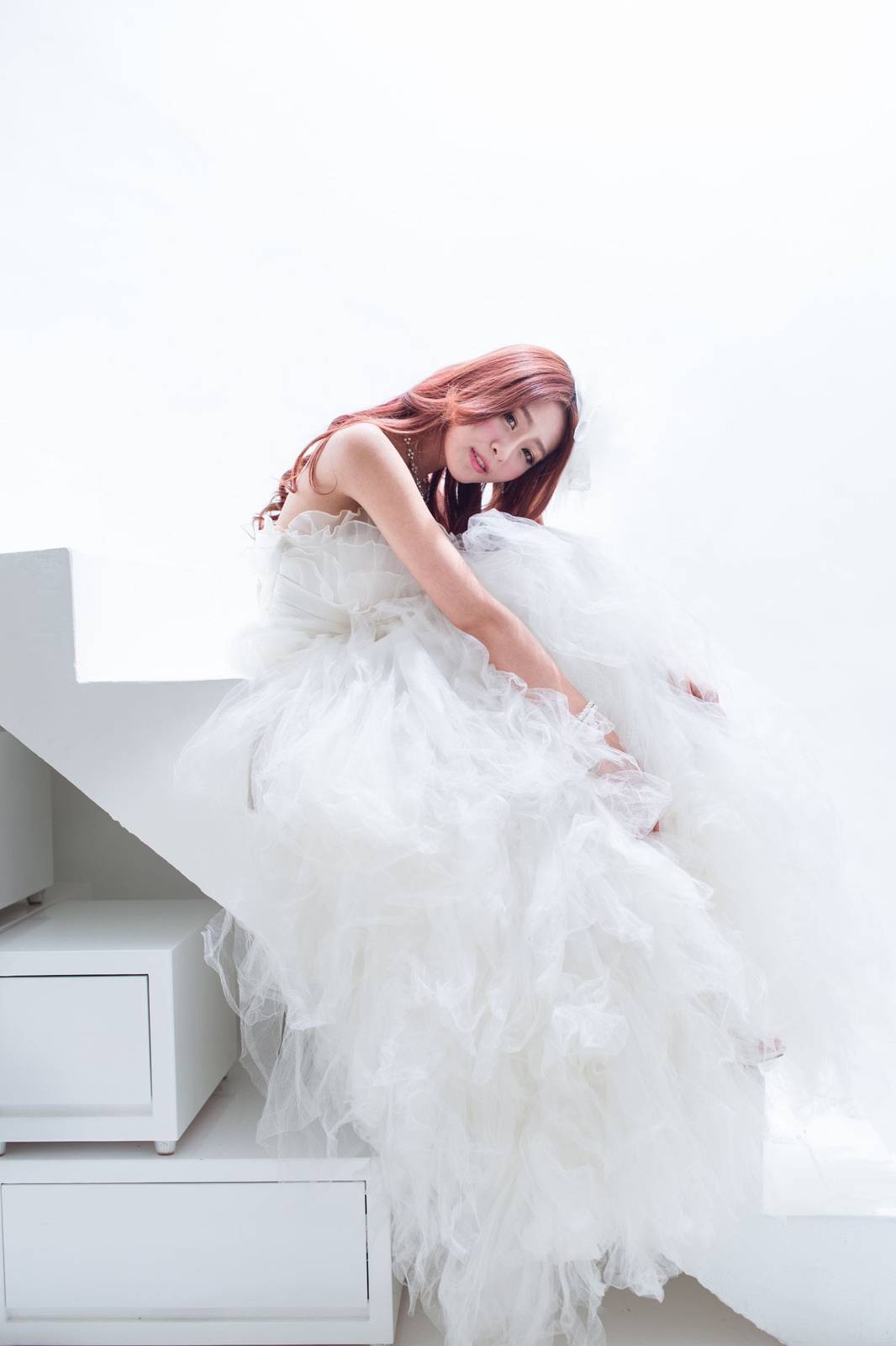 台湾正妹Winnie小雪/庄温妮白色婚紗摄影棚拍系列气质写真-41