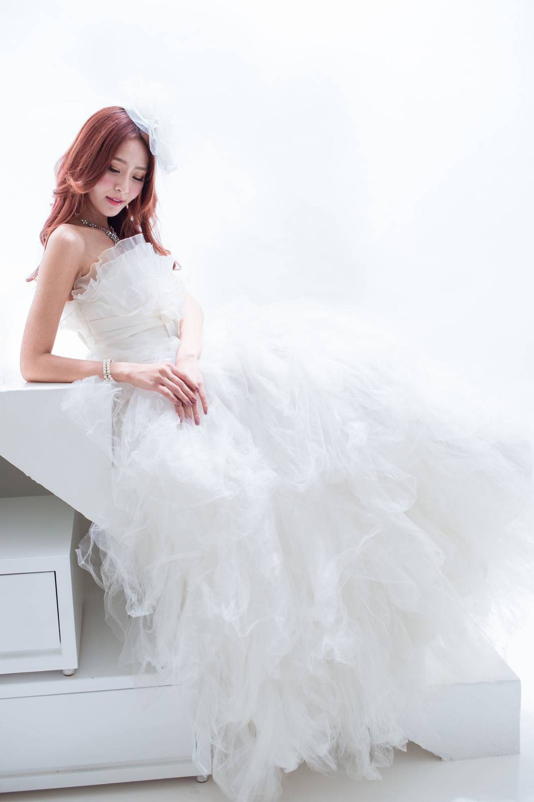 台湾正妹Winnie小雪/庄温妮白色婚紗摄影棚拍系列气质写真-38
