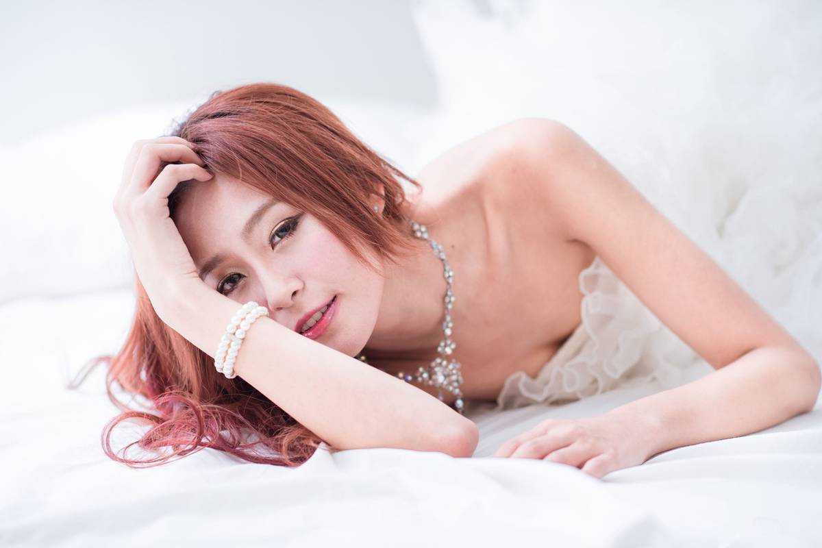 台湾正妹Winnie小雪/庄温妮白色婚紗摄影棚拍系列气质写真-51