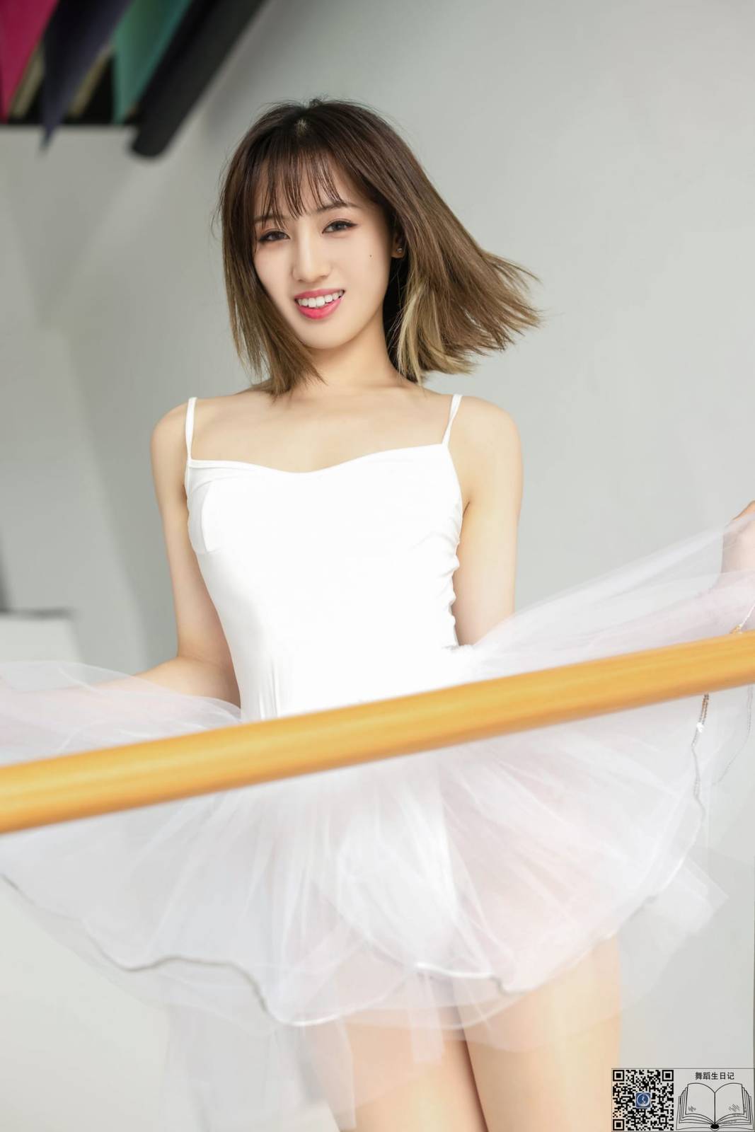 GALLI嘉丽短发美女欣美3白色丝袜舞蹈生日记主题性感写真