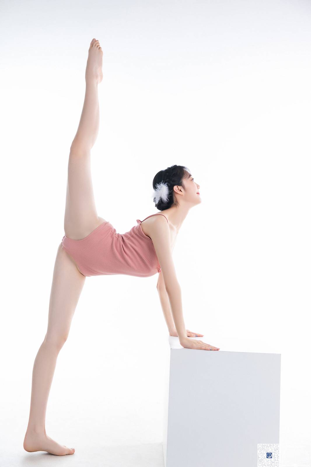 GALLI嘉丽鱼子粉色连体蕾丝服饰舞蹈生日记主题唯美写真-8