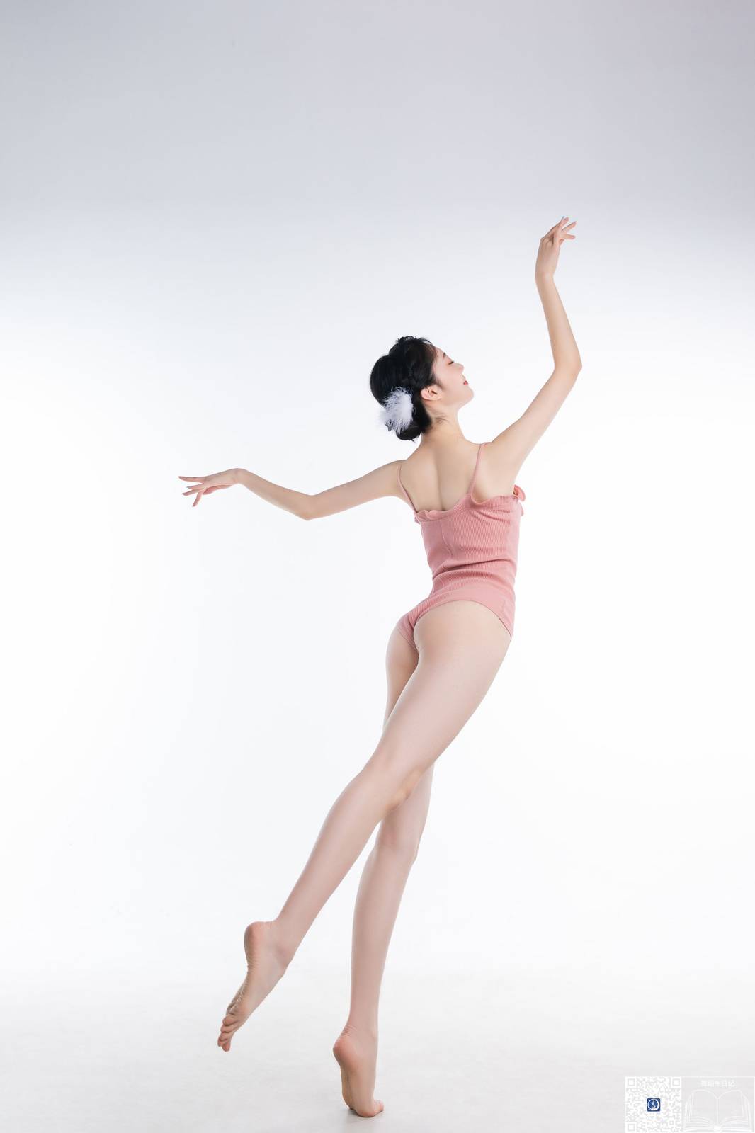 GALLI嘉丽鱼子粉色连体蕾丝服饰舞蹈生日记主题唯美写真-15