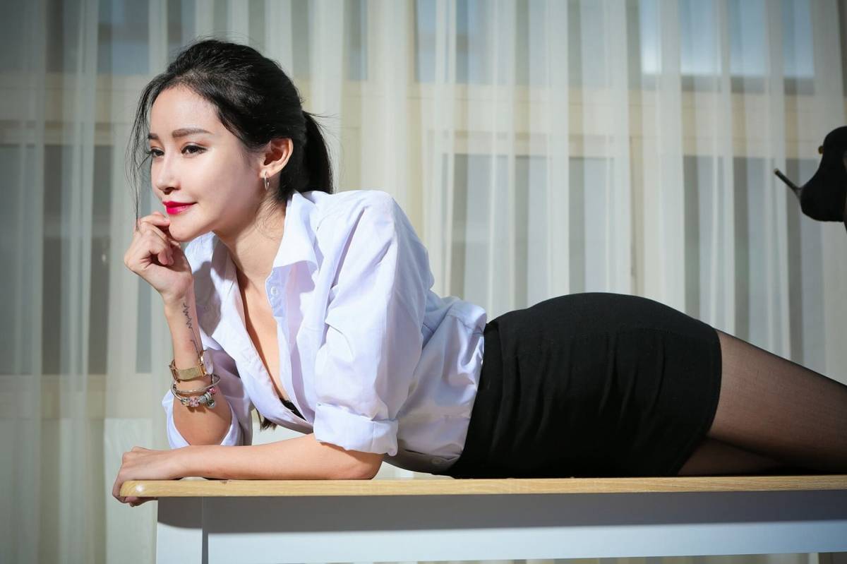 台湾网红美女詹艾葳Avril白衬衫黑丝美腿职场OL装扮性感写真-65