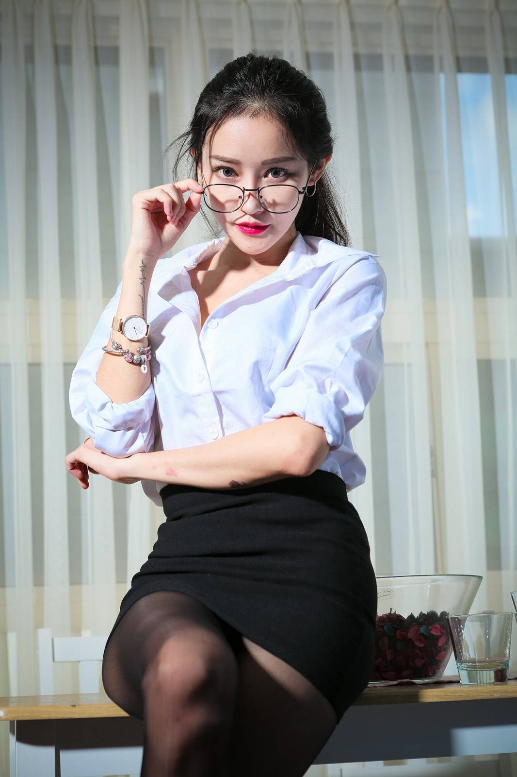 台湾网红美女詹艾葳Avril白衬衫黑丝美腿职场OL装扮性感写真-82