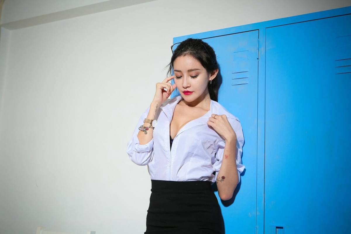 台湾网红美女詹艾葳Avril白衬衫黑丝美腿职场OL装扮性感写真-101