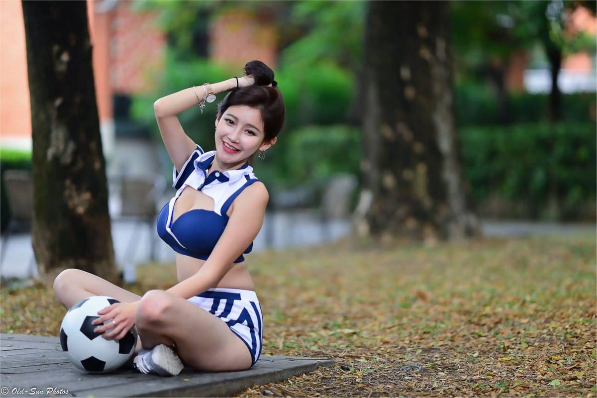 台湾正妹詹艾葳Avril足球宝贝装扮青春活力户外性感写真-23