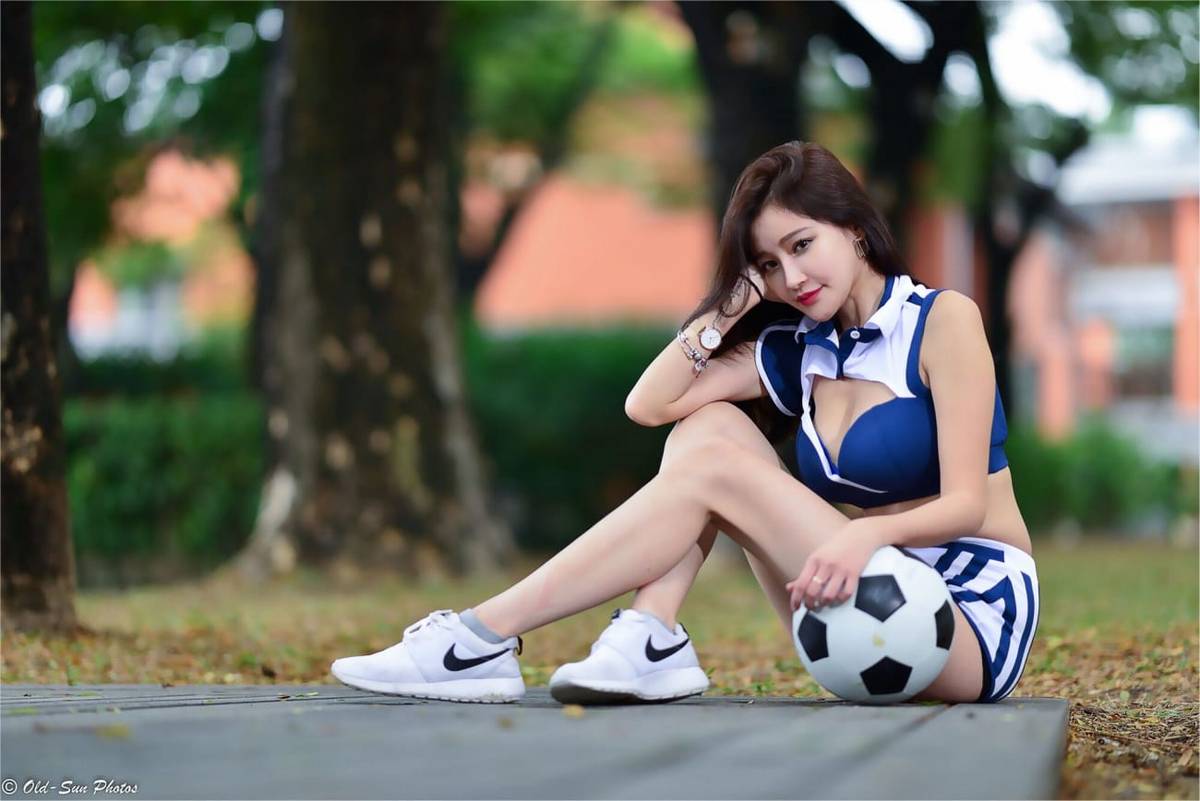 台湾正妹詹艾葳Avril足球宝贝装扮青春活力户外性感写真-28