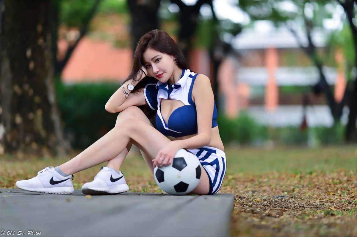 台湾正妹詹艾葳Avril足球宝贝装扮青春活力户外性感写真-29