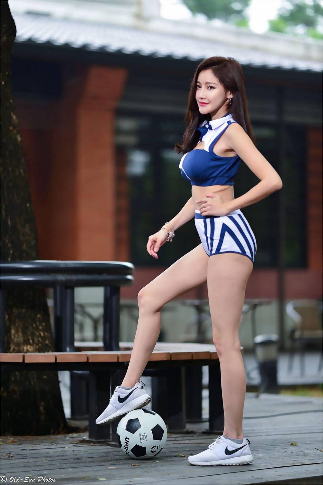 台湾正妹詹艾葳Avril足球宝贝装扮青春活力户外性感写真-54