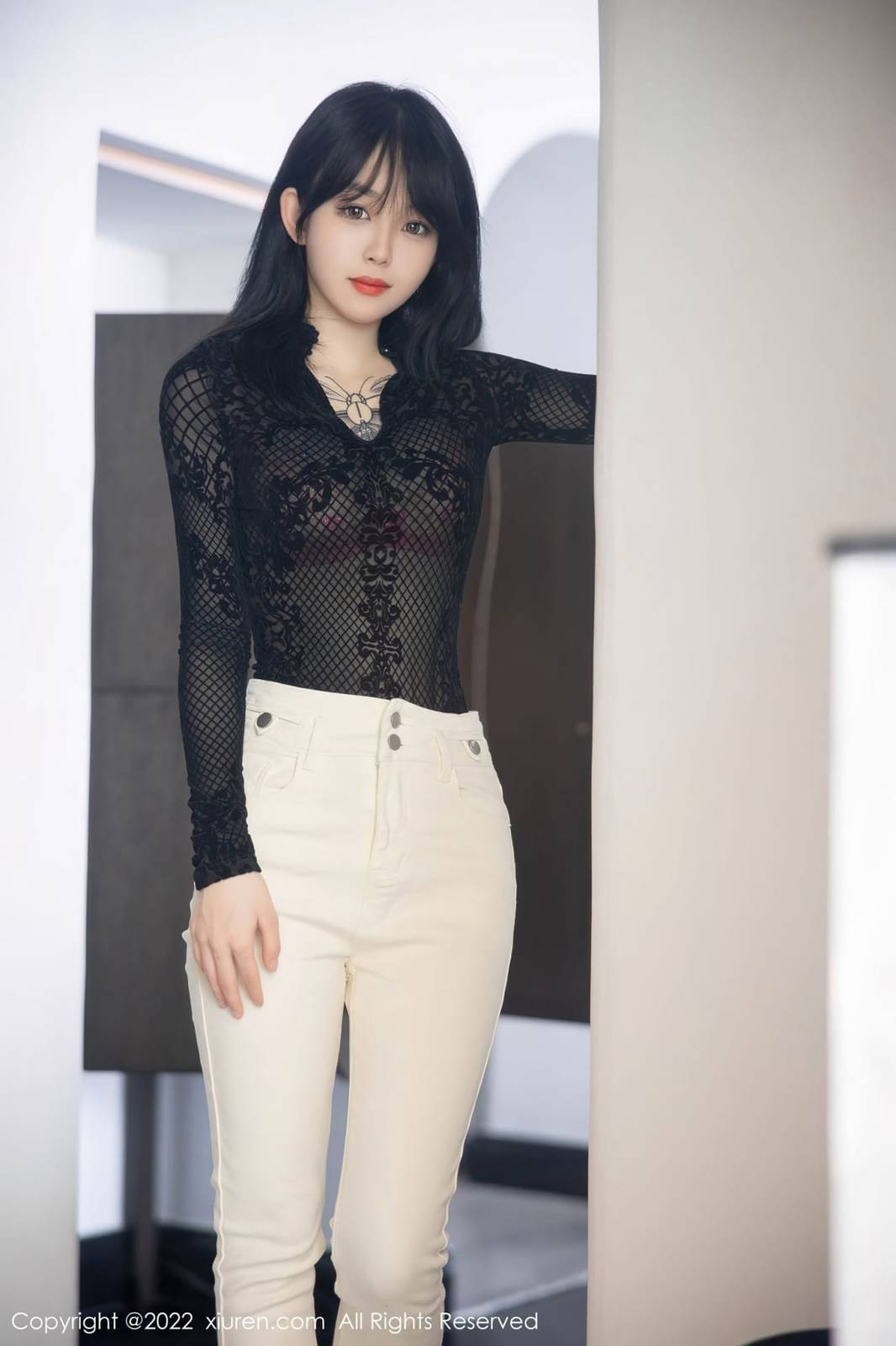 秀人网美女模特小奶瓶呜呜网纱轻透上衣搭配白色长裤写真-3