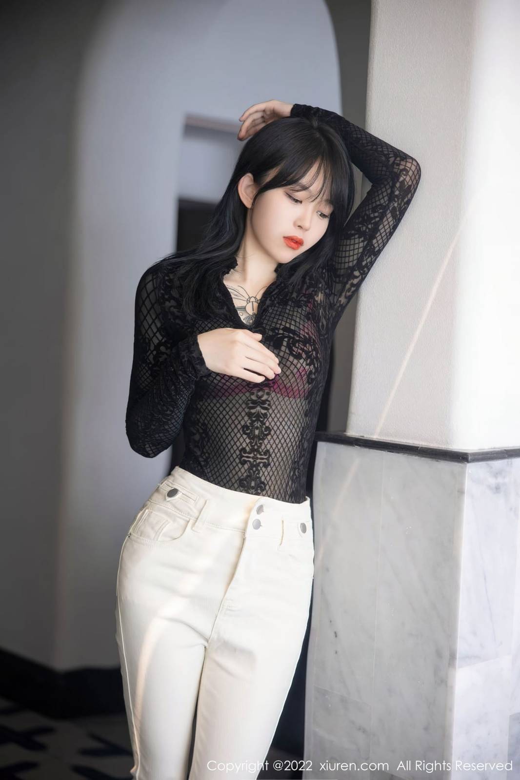 秀人网美女模特小奶瓶呜呜网纱轻透上衣搭配白色长裤写真-5