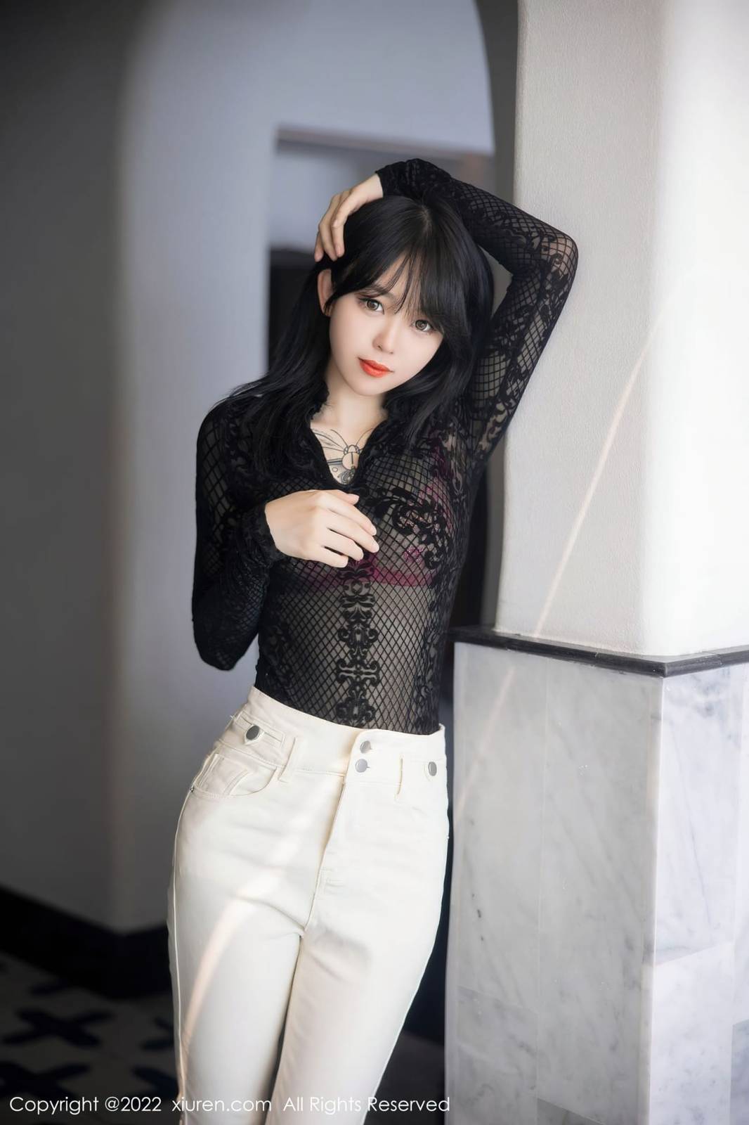 秀人网美女模特小奶瓶呜呜网纱轻透上衣搭配白色长裤写真-4