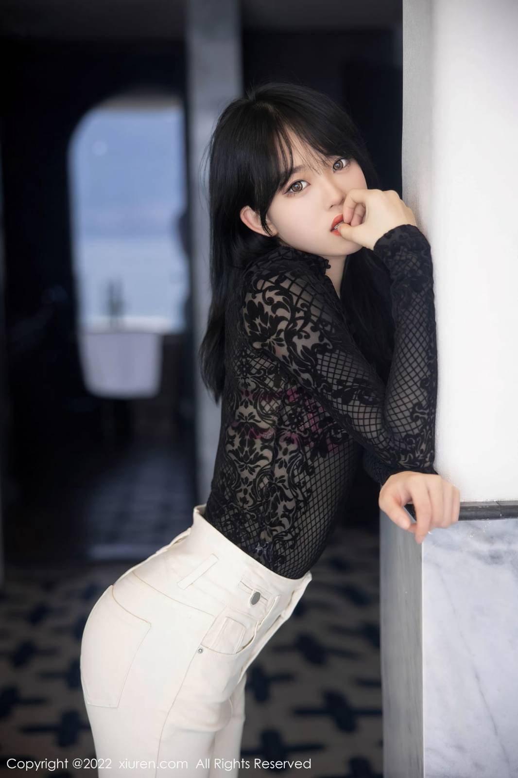 秀人网美女模特小奶瓶呜呜网纱轻透上衣搭配白色长裤写真-14