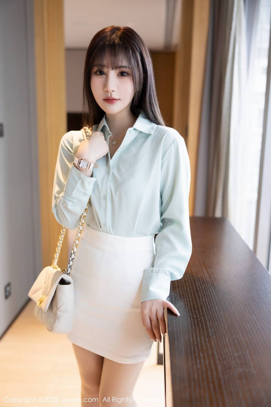 秀人网美女模特张欣欣淡蓝色上衣搭配白色短裙性感写真-2