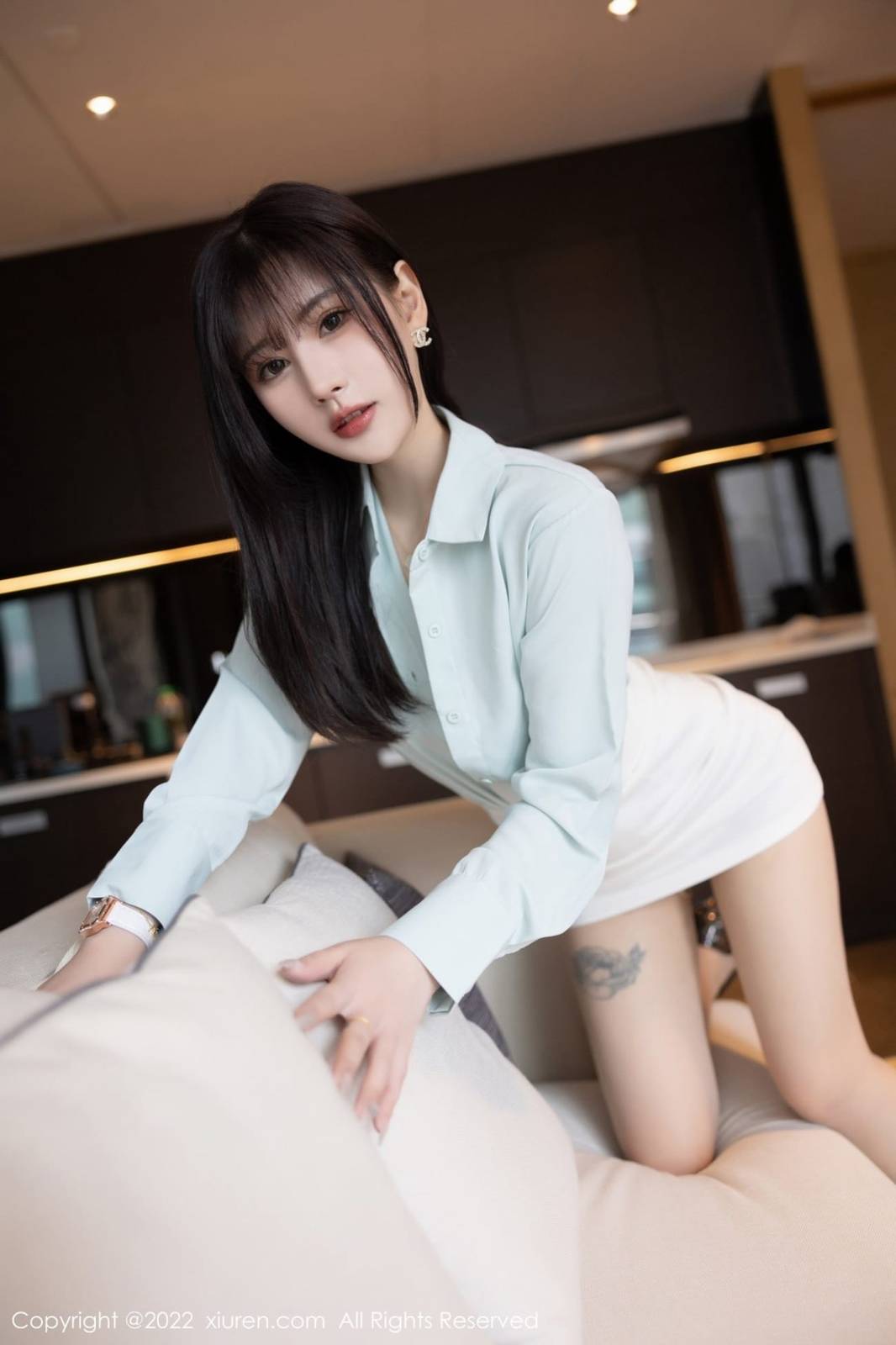 秀人网美女模特张欣欣淡蓝色上衣搭配白色短裙性感写真-21