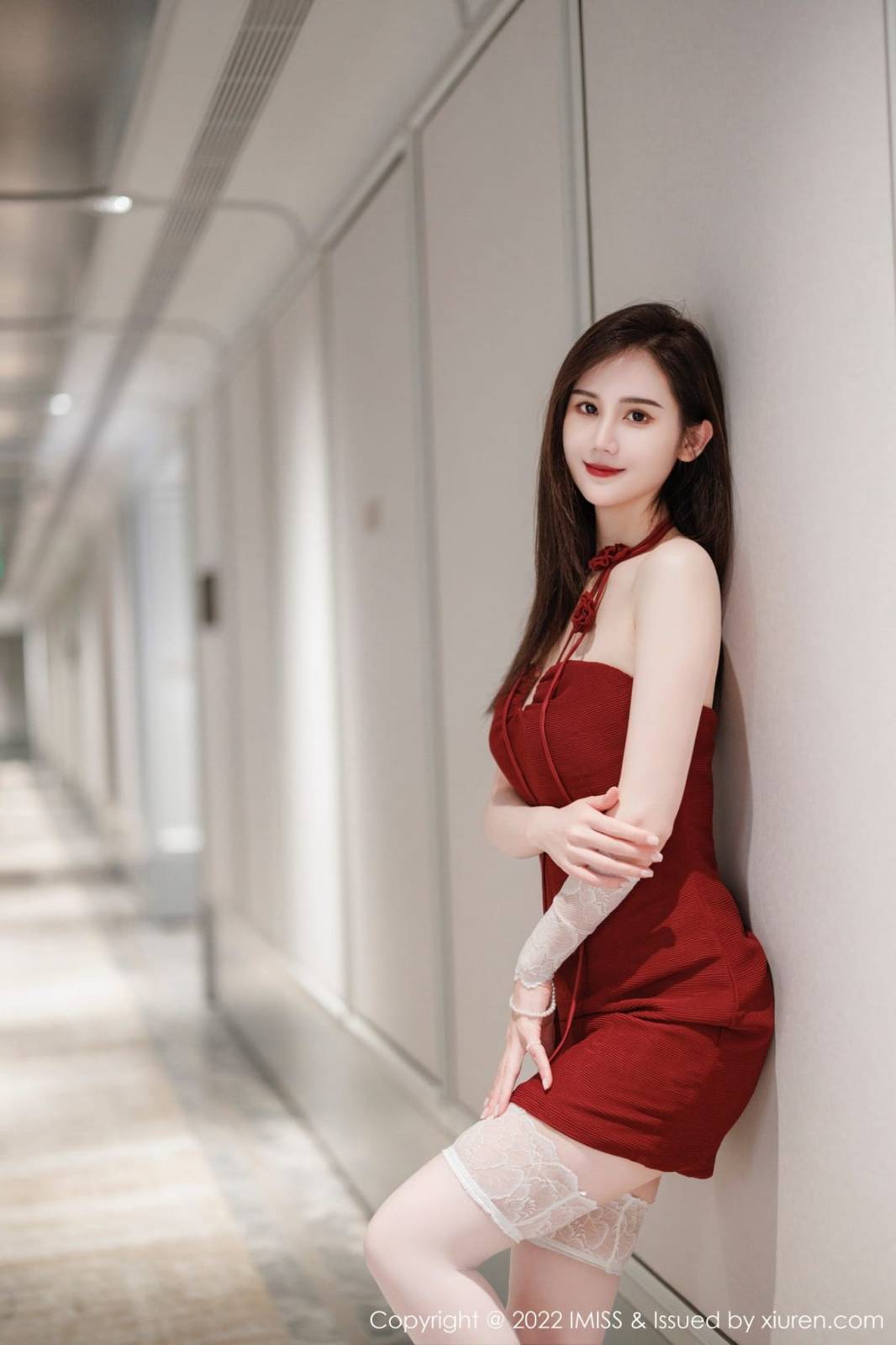 IMISS爱蜜社气质女神SISY思红色连衣短裙白色丝袜性感写真-3