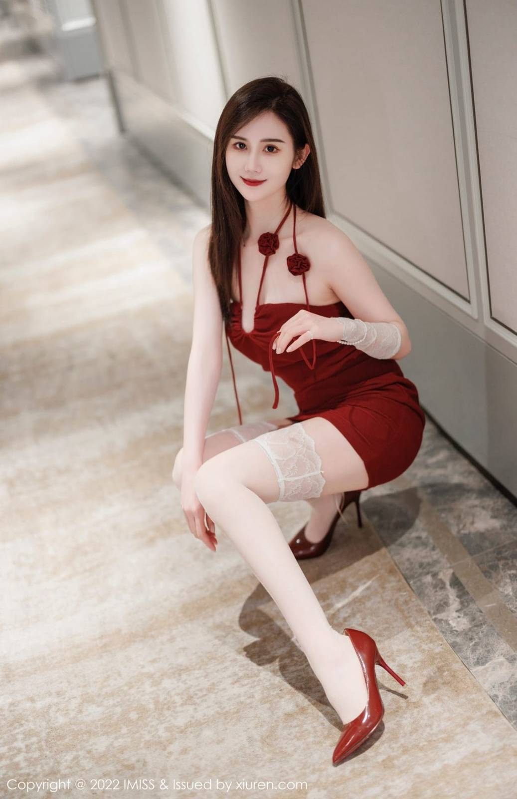 IMISS爱蜜社气质女神SISY思红色连衣短裙白色丝袜性感写真-6