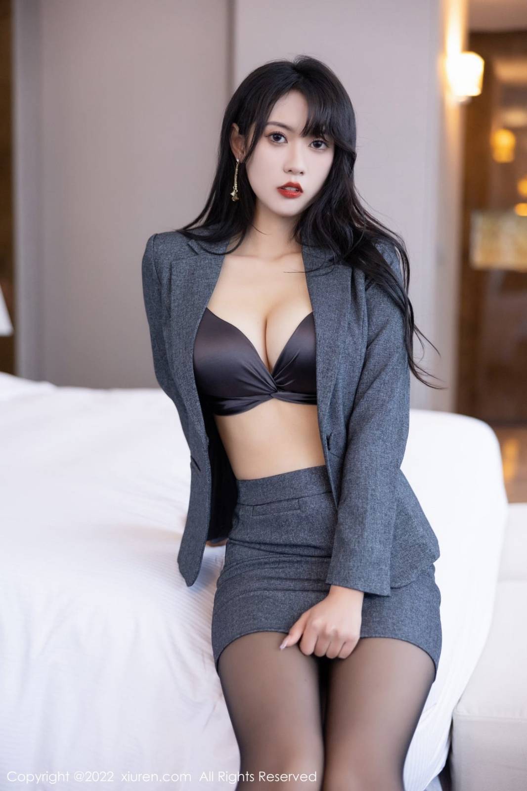 秀人网新人嫩模林子遥职场OL灰色制服黑丝系列性感写真-39