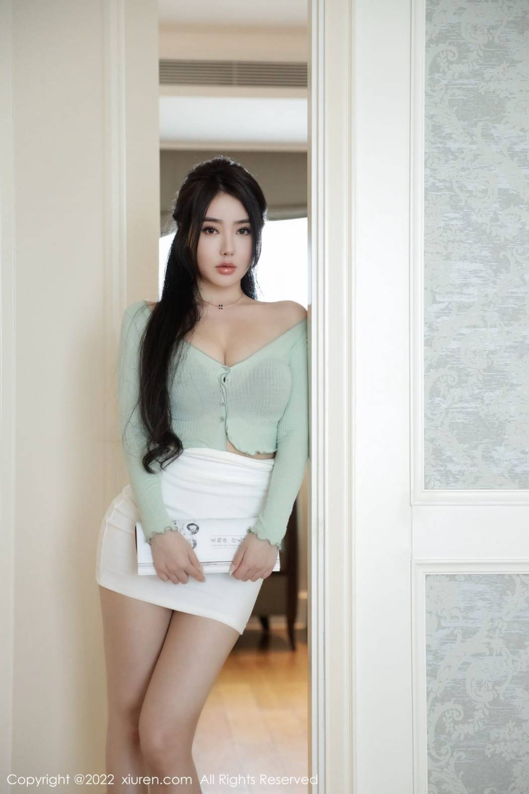 秀人网性感女神Manuela玛鲁娜淡绿灰色上衣白色短裙三亚旅拍